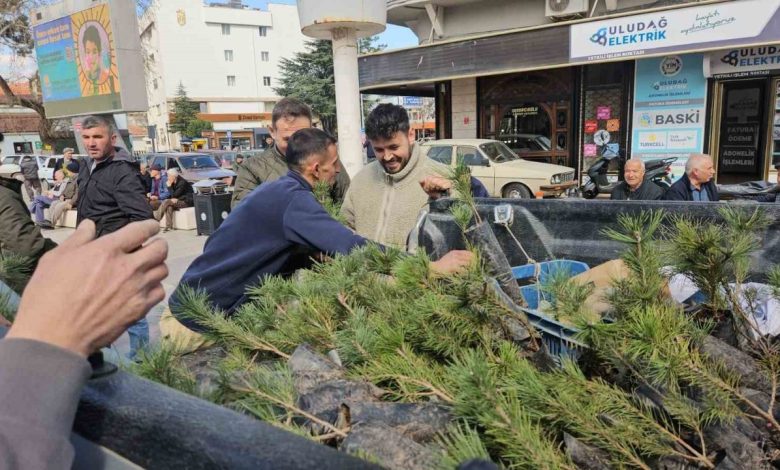 sindirgida ormancilik haftasi icin fidan dagitildi 184d01c95ba4 |