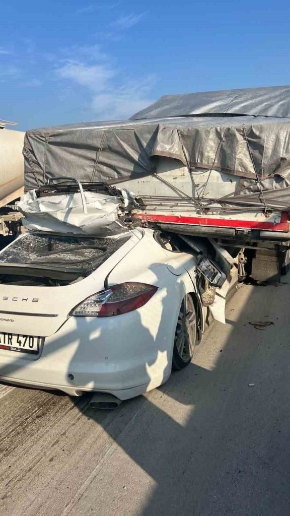 tirin altina giren luks otomobil hurdaya dondu 1 agir yarali 043f502f5d75 |