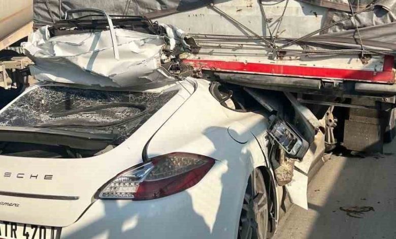 Tırın altına giren lüks otomobil hurdaya döndü: 1 ağır yaralı 1 tirin altina giren luks otomobil hurdaya dondu 1 agir yarali 043f502f5d75 |