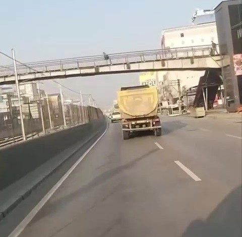 trafigi hice sayan kamyon dakikalarca makas atti 9069f15a6fcf |