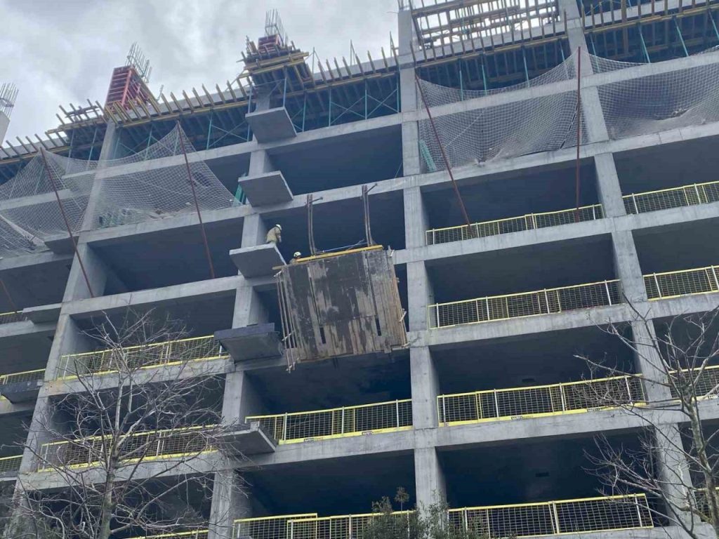 umraniyede insaat iskelesi coktu 2 isci agir yaralandi 0fbc04ec52e9 |