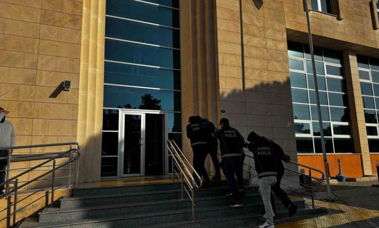Ünlü tatil merkezi Çeşme’de zehir tacirlerine geçit yok: 5 tutuklama 1 unlu tatil merkezi cesmede zehir tacirlerine gecit yok 5 tutuklama 6585112abff2 |