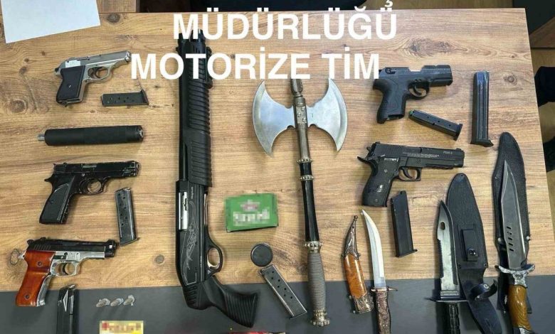 Uygulamadan kaçmak isteyen şahıs, polise emniyet müdürüyüm diye sahte belge gösterdi 1 uygulamadan kacmak isteyen sahis polise emniyet muduruyum diye sahte belge gosterdi b07e6ff1fd32 |