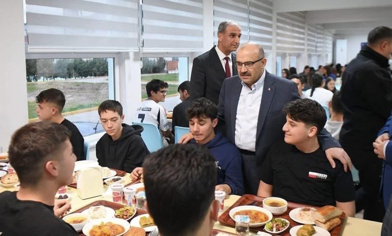vali ustaoglu ogrencilerle iftar sofrasinda bulustu 5456364f694d |