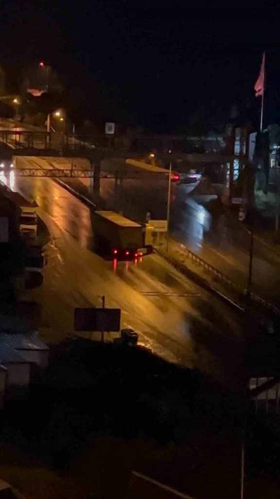 yagis sebebiyle tir kaydi trafik aksadi 429a0dba1a3c |