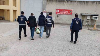 yasli kadini 1 milyon 500 bin lira dolandiran sahislar yakalandi 69e8323eb926 |