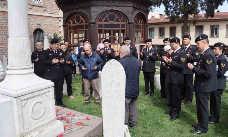 zagnos pasa camii haziresinde yatan sehit yuzbasi necati bey anildi 4a4c2a082d62 |