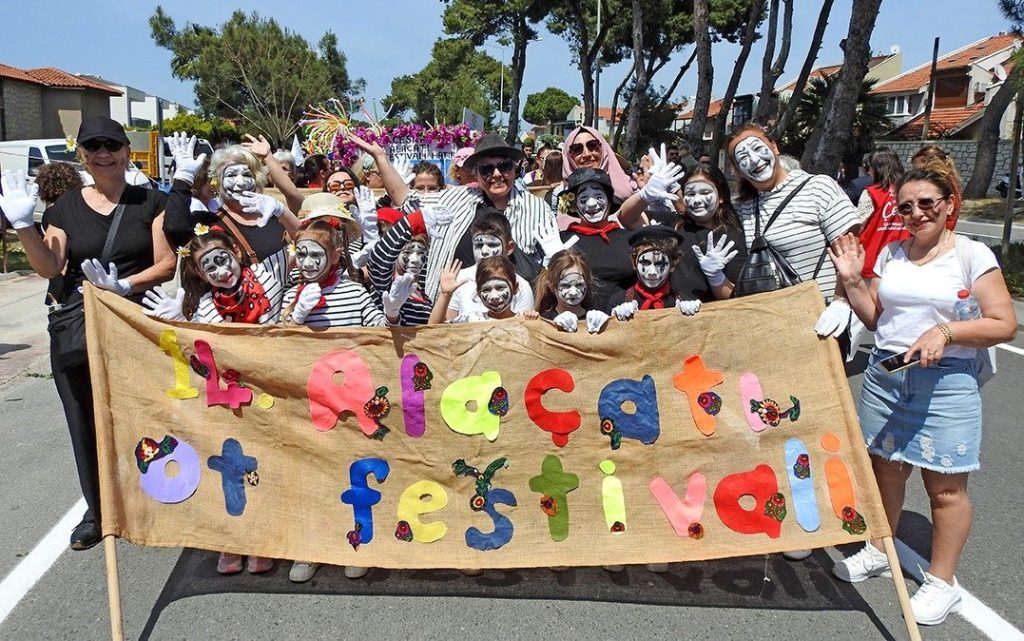 14 alacati ot festivalinin kortej yuruyusunde renkli goruntuler 2be68cad6bc0 |