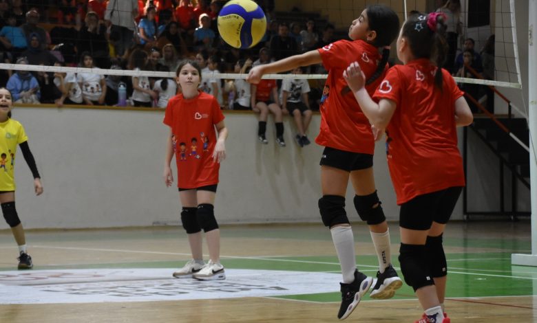Büyükşehir’den minik sporculara büyük turnuva 1 23 nisan mini voleybol senligi yuzlerce sporcuyu bulusturdu 6 |