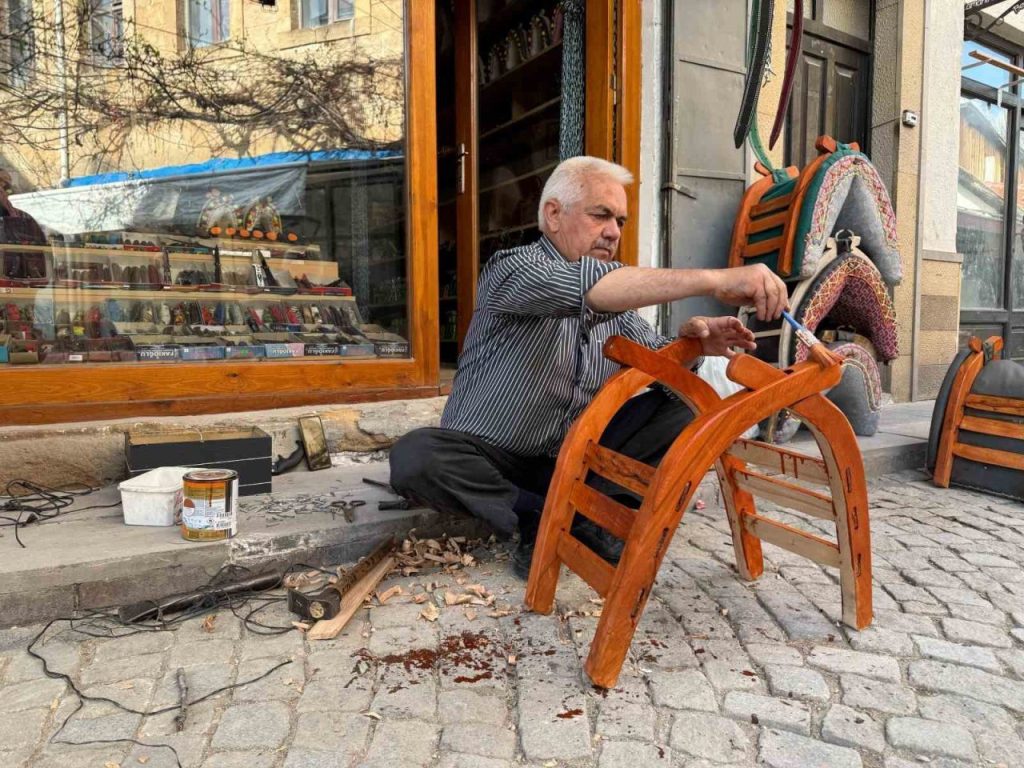 52 yillik semerci ata yadigari meslegini gelecek nesillere tasiyor 64018c2699b2 |