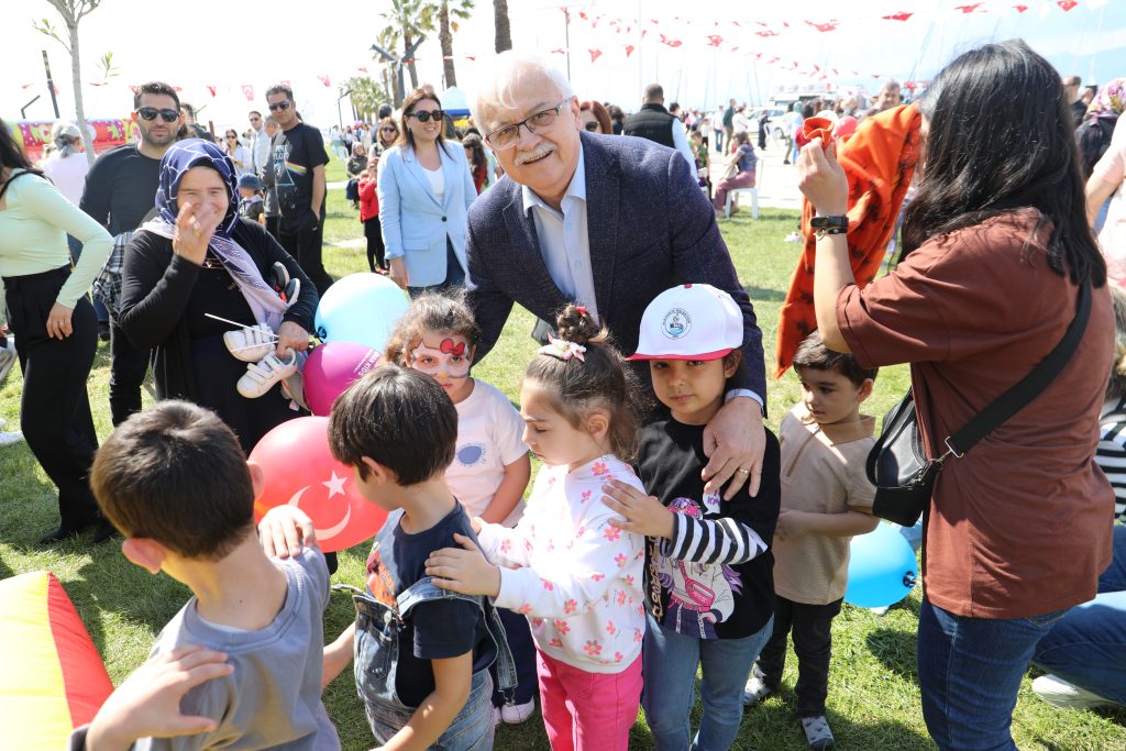 Burhaniye’de çocuklara bayram coşkusu 4 BRN 4179 |