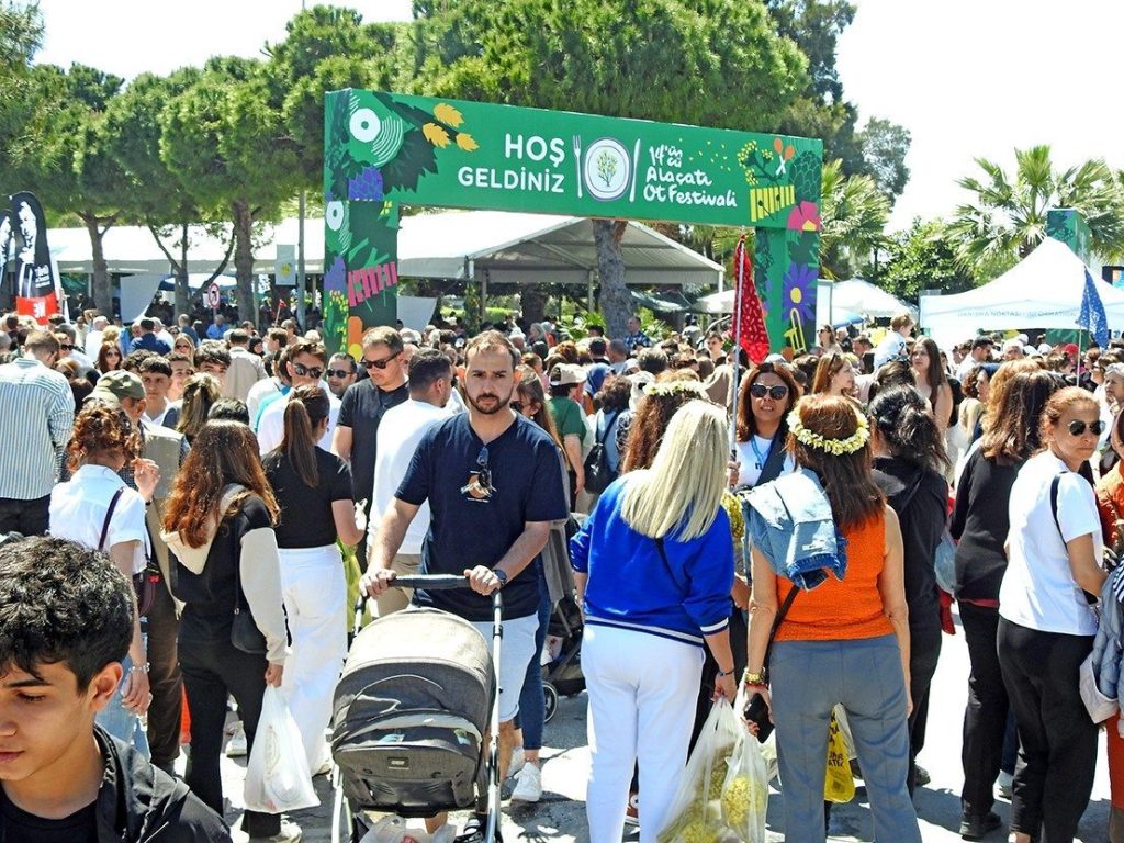 alacati ot festivali esnafin ve turizmcilerin yuzunu guldurdu 40717fe53c22 |