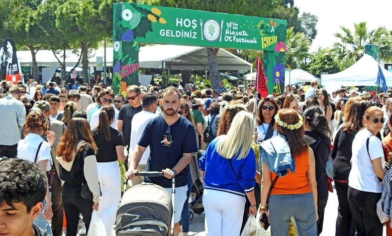 alacati ot festivali esnafin ve turizmcilerin yuzunu guldurdu 40717fe53c22 |