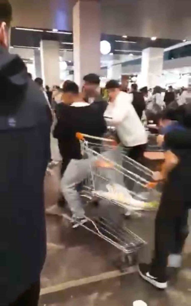 alisveris merkezinde musterilerle calisanlar arasinda kavga cikti ortalik karisti e50f2e8d9255 |