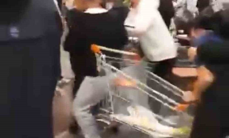 alisveris merkezinde musterilerle calisanlar arasinda kavga cikti ortalik karisti e50f2e8d9255 |