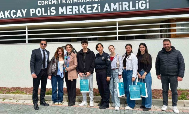 altinoluk myo ogrencilerinden polis teskilatina anlamli ziyaret f732ea99e1cd |