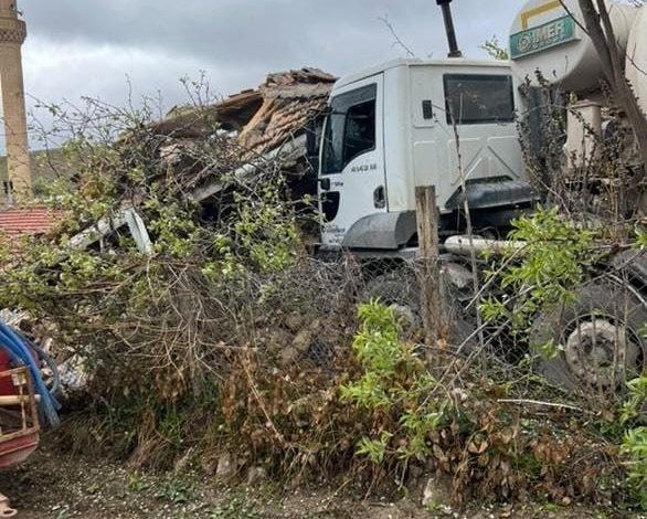 Ankara’da beton mikseri müstakil eve çarptı 1 ankarada beton mikseri mustakil eve carpti 3879ef7ffbf1 |