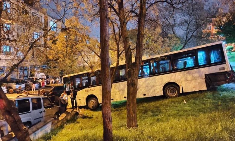 ankarada park halindeki otobus freni bosalinca parka daldi 66f596f53eb9 |