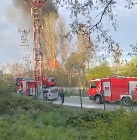 Arnavutköy’de gecekondu alev alev yandı 1 arnavutkoyde gecekondu alev alev yandi 31c2e2182332 |