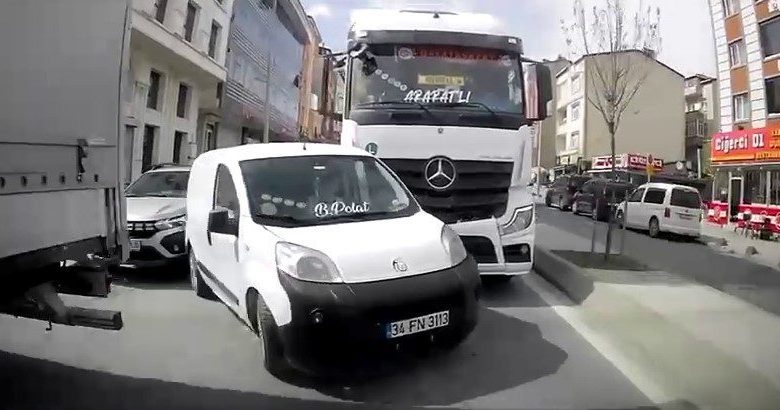 arnavutkoyde ilginc kaza kamerada a27d894f9692 |