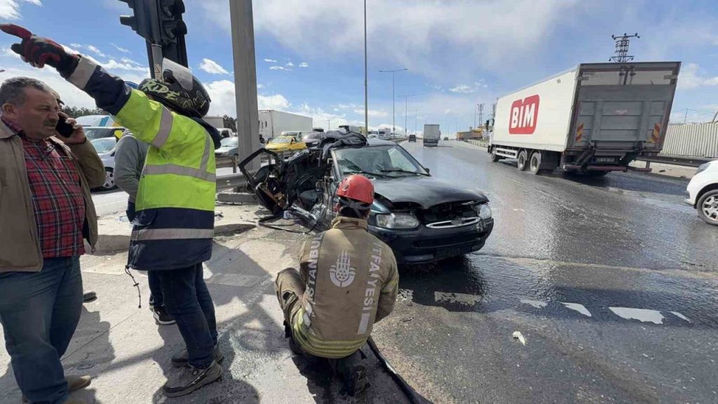 arnavutkoyde ilginc kaza kendisine yesil yandigini dusunen surucu yola atladi 2 yarali 118cc2720cfe |