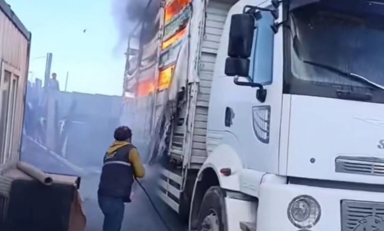 Ataşehir’de park halindeki kamyonun kasası alev alev yandı 1 atasehirde park halindeki kamyonun kasasi alev alev yandi 59a4fa539f78 |