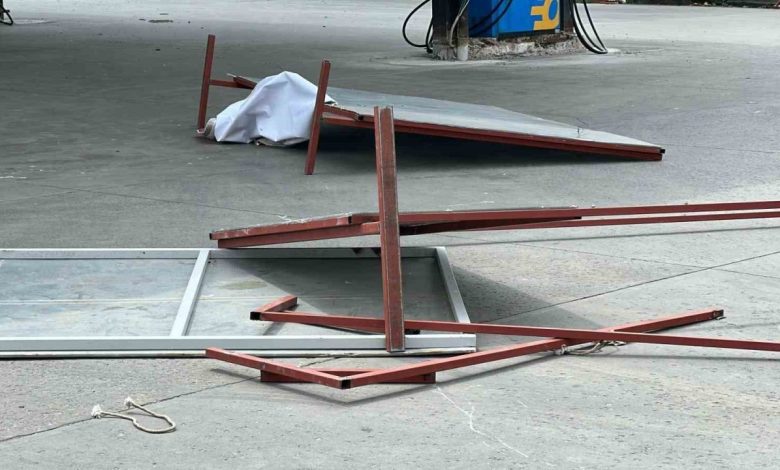 Ataşehir’de şiddetli rüzgarda uçan panolar vatandaşın üzerine düştü 1 atasehirde siddetli ruzgarda ucan panolar vatandasin uzerine dustu 83bf2b542705 |