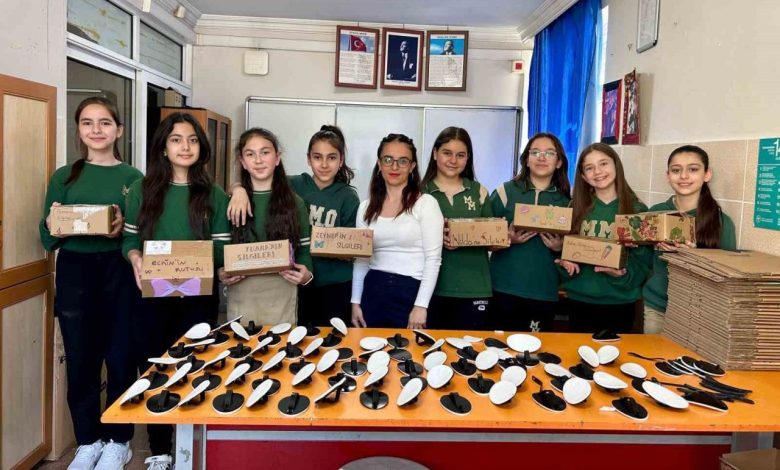 Atık borulardaki keçeler, öğrencilerin ellerinde silgiye dönüşüyor 1 atik borulardaki keceler ogrencilerin ellerinde silgiye donusuyor 3da6f9918a23 |