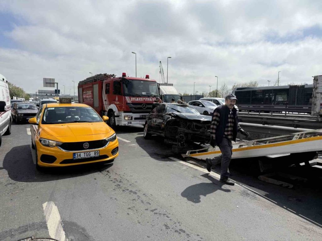 avcilarda ehliyetsiz gencin makas kazasi 3 yarali f9139d6a7ffe |