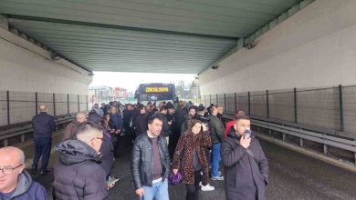 avcilarda metrobus bozuldu vatandaslar yolda kaldi 5e2f1dc82d2d |
