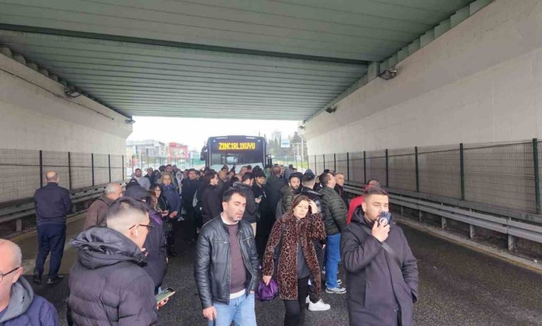avcilarda metrobus bozuldu vatandaslar yolda kaldi 5e2f1dc82d2d |