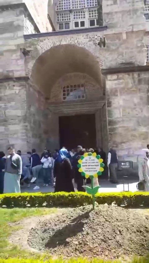 ayasofyada depreme yakalananlar kendilerini panikle disari atti 7462efd17168 |