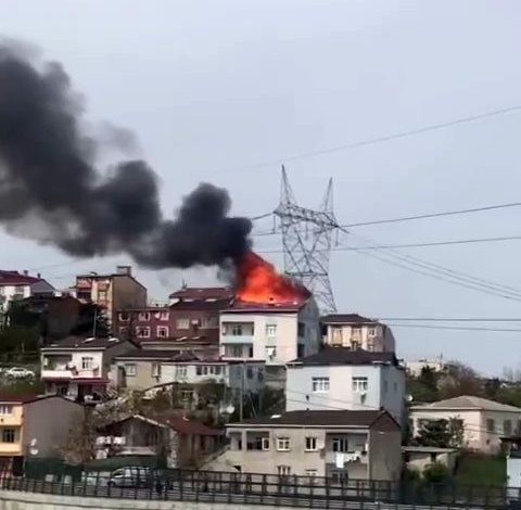 Başakşehir’de bulunan 4 katlı bir binanın çatı katında henüz bilinmeyen bir nedenle yangın çıktı. İtfaiye ekipleri yangına müdahale ediyor. 1 basaksehirde bulunan 4 katli bir binanin cati katinda henuz bilinmeyen bir nedenle yangin cikti itfaiye ekipleri yangina mudahale ediyor 5553150a0072 |