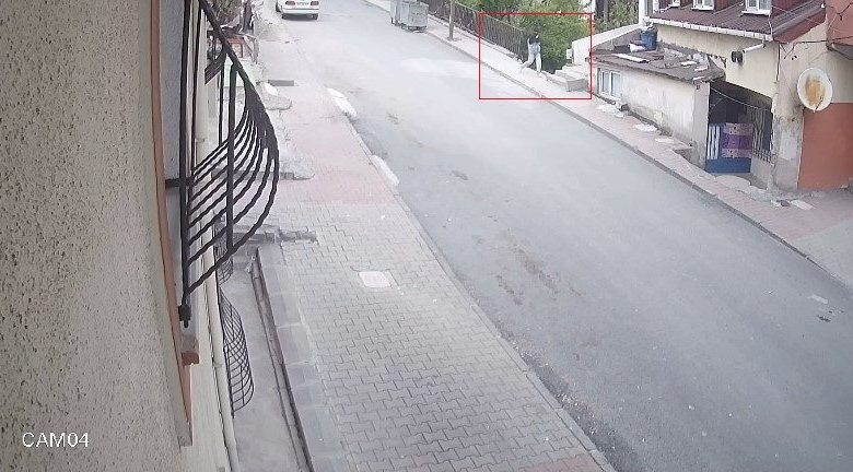 begendigi ayakkabiyi calmak icin geri dondu o anlar kamerada 021caf12e287 |