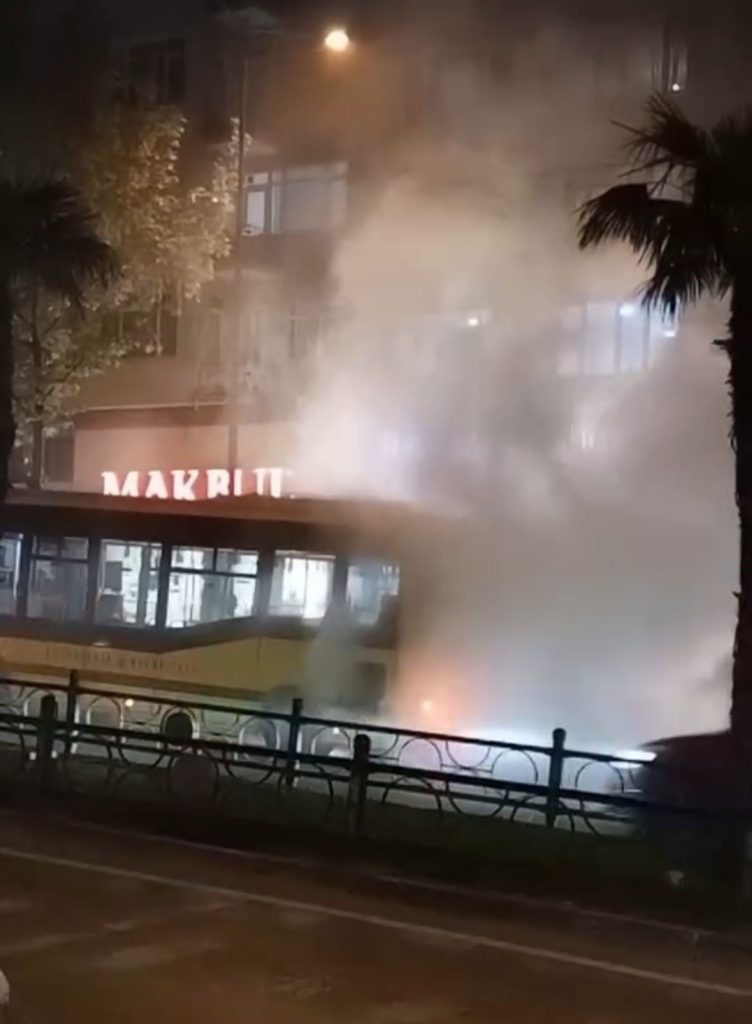 belediye otobusu ariza yapti cevreyi duman sardi 4a2f994d65d9 |