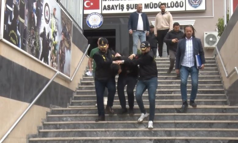 Beşiktaş’ta eşiyle kafeteryada oturan adama şok saldırı: Ensesinden silahla vurularak öldürüldü 1 besiktasta esiyle kafeteryada oturan adama sok saldiri ensesinden silahla vurularak olduruldu 004731550b02 |