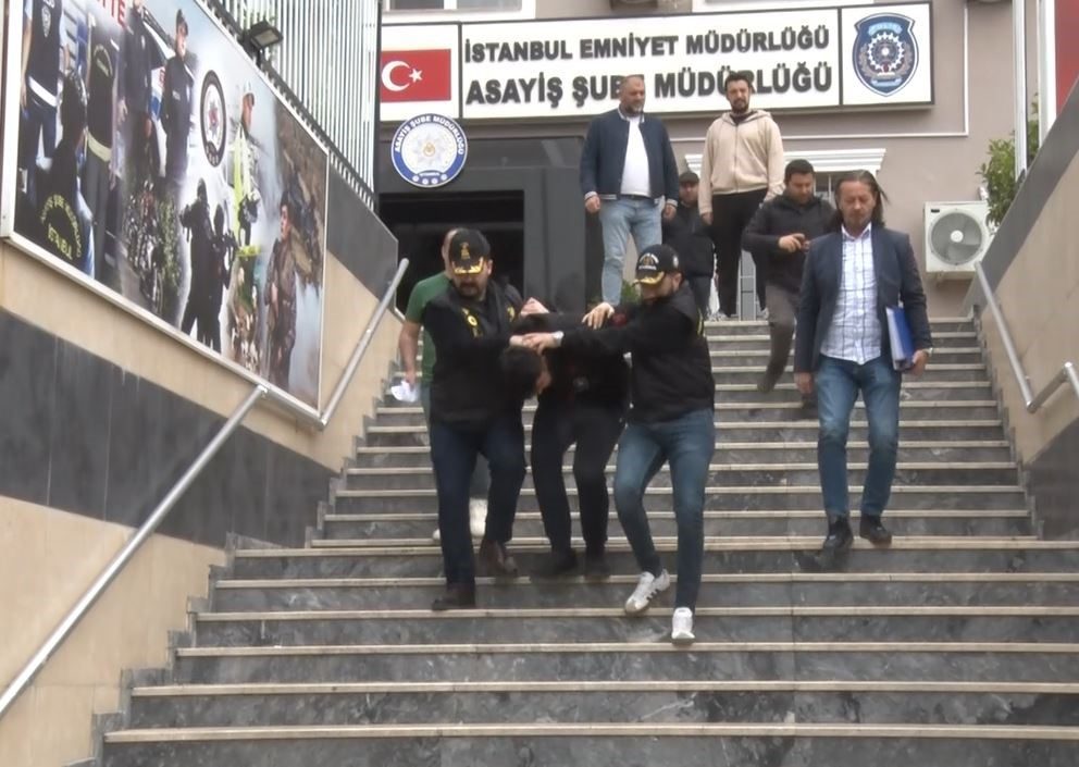 besiktasta esiyle kafeteryada oturan adama sok saldiri ensesinden silahla vurularak olduruldu 004731550b02 |