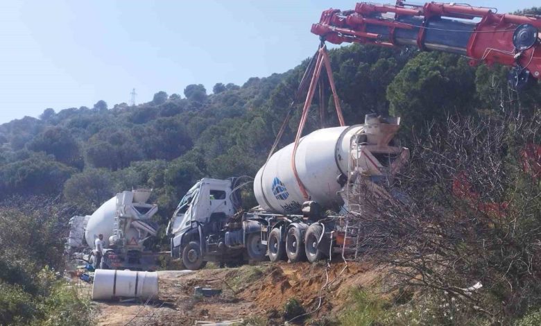 Beton mikseri yan yattı, sürücü ağır yaralandı 1 beton mikseri yan yatti surucu agir yaralandi 90e02e8f37ae |