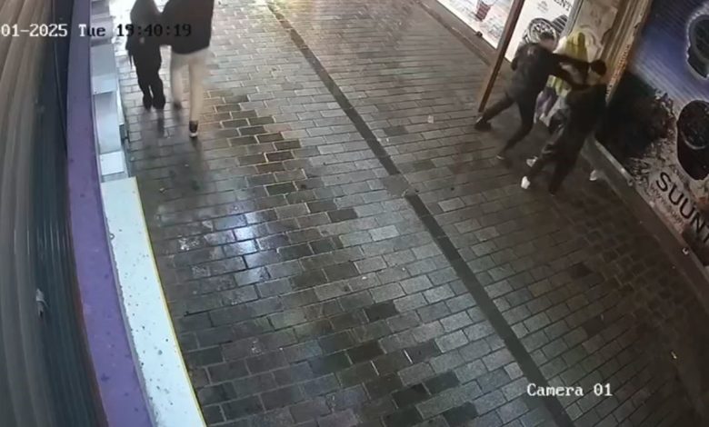beyoglunda hareketli dakikalar kadina siddet uygulayan sahsa bekci mudahalesi 05137d21e186 |