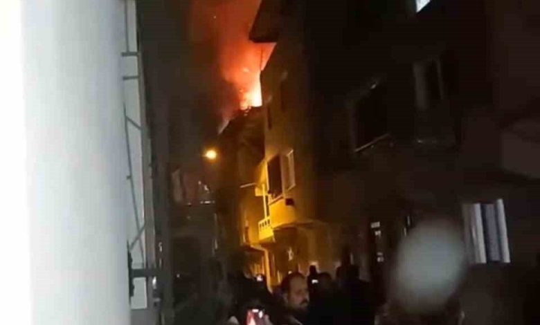 Binanın çatı katı alevlere teslim oldu 1 binanin cati kati alevlere teslim oldu 94686eef6899 |
