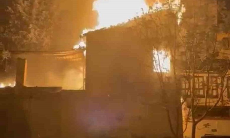 Bursa’da 2 katlı tarihi bina alevlere teslim oldu 1 bursada 2 katli tarihi bina alevlere teslim oldu 3a3ee8b753f6 |