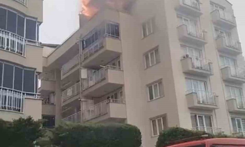 Bursa’da 5 katlı binanın çatısı alevlere teslim oldu 1 bursada 5 katli binanin catisi alevlere teslim oldu 9db22c35f35e |