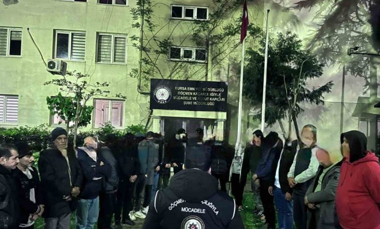 Bursa’da göçmen kaçakçılığı operasyonu: 2 şüpheli, 21 kaçak göçmen yakalandı 1 bursada gocmen kacakciligi operasyonu 2 supheli 21 kacak gocmen yakalandi 0133919ca612 |
