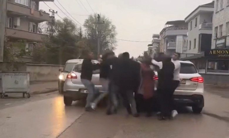 bursada yol verme kavgasi suruculer ve yolcular birbirine girdi 9e331658cbcc |