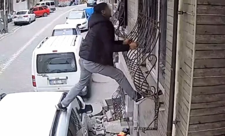 cama tirmandi kurumasi icin asilan camasirlari caldi o anlar kamerada e2e8a62fe816 |