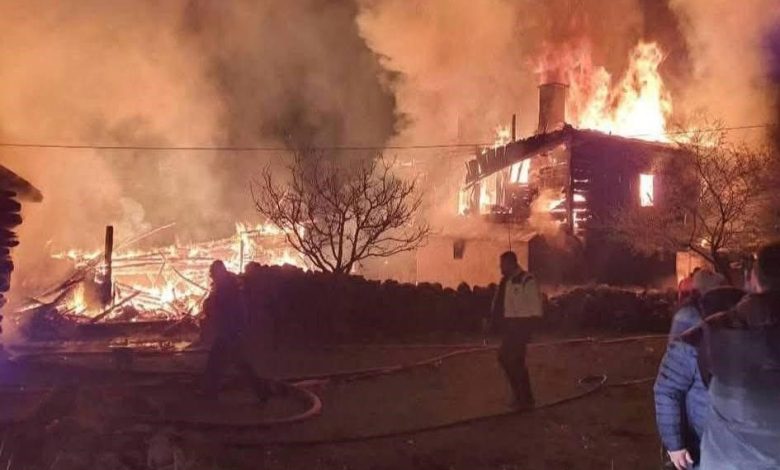 camliderede cikan yanginda 4 ev 2 samanlik kullanilmaz hale geldi 42f6b778b979 |