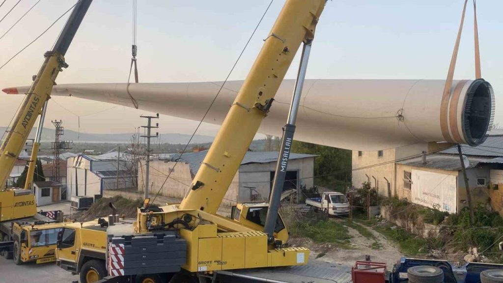 canakkalede fabrika uzerine devrilen ruzgar gulu 9 saatlik calismayla kaldirildi a7c18ee78292 |