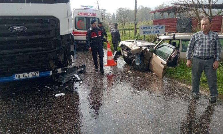 canakkalede tir ile otomobil carpisti 1 yarali dcfc0afb1f84 |