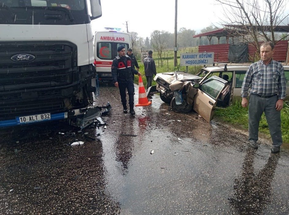 canakkalede tir ile otomobil carpisti 1 yarali dcfc0afb1f84 |