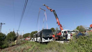 canakkalede yoldan cikan otobuste sofor mahsur kaldi 5234fd56a195 |